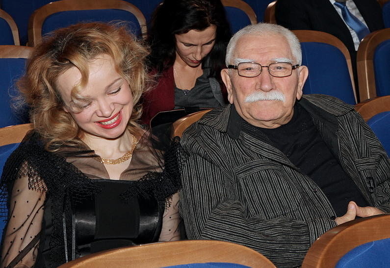 Армен Джигарханян официально развелся