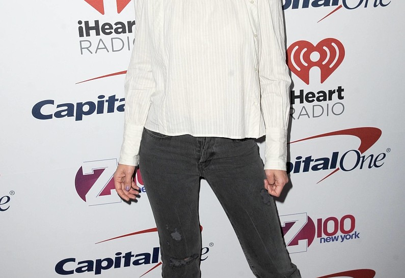 Кэти Холмс поздравила своего бойфренда Джейми Фокса с 50-летием: видео с вечеринки