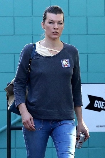 Старый свитшот и джинсы-клеш: Милла Йовович на прогулке (фото)