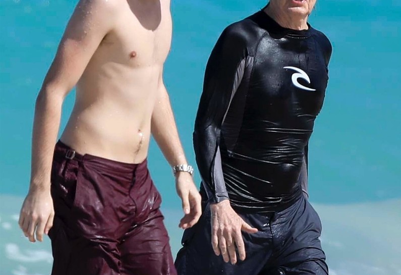 Пол Маккартни провел выходные на пляже с семьей