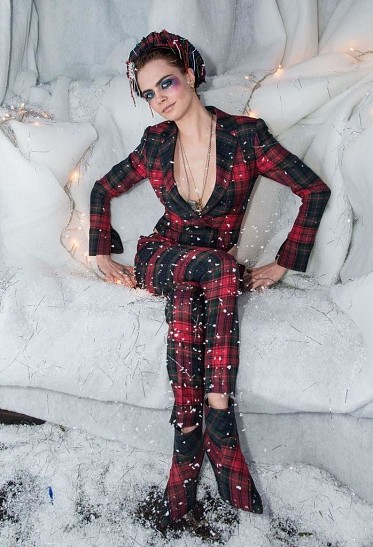 Кара Делевинь удивила поклонников необычным макияжем