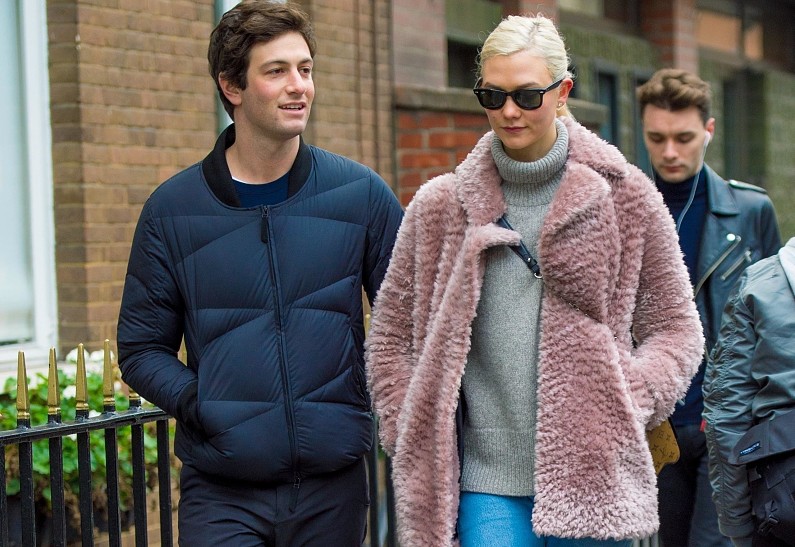 Карли Клосс и Джошуа Кушнер показали чувства на публике