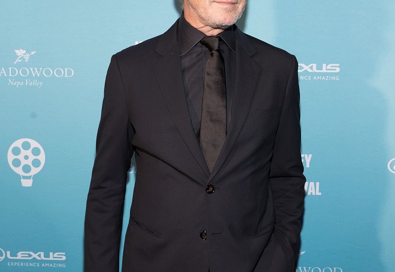 Пирса Броснана обвинили в том, что он сжег дом своего соседа