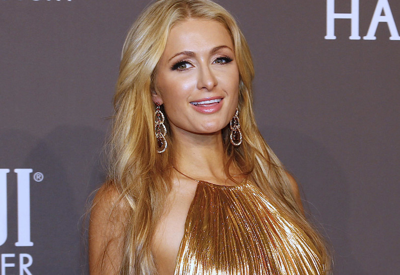 Пэрис Хилтон диктует новую моду: обнаженная грудь (ФОТО)