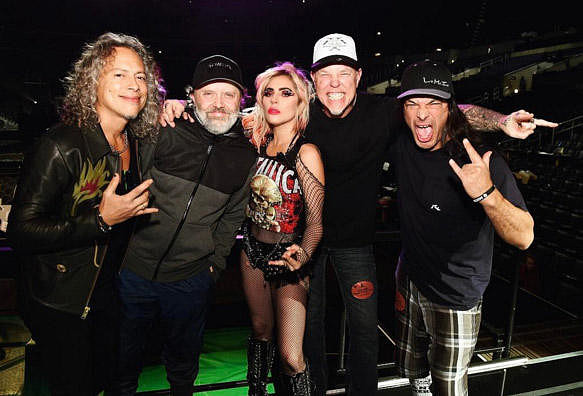 На церемонии вручения «Грэмми-2017» Леди Гага выступила вместе с группой Metallica