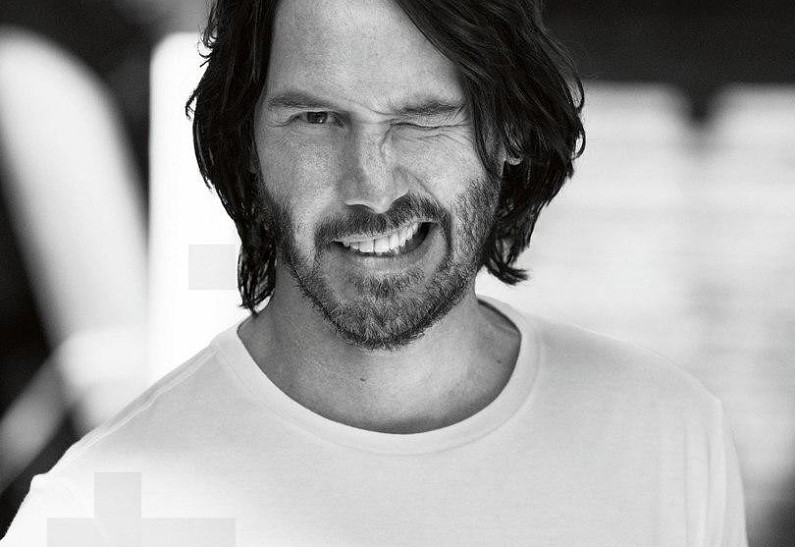 Мужественность и сексуальность: Киану Ривз в стильной фотосессии для известного глянца