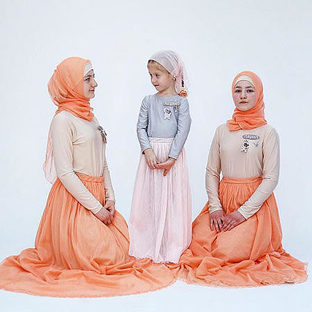 Младшие дочери Рамзана Кадырова снялись в лукбуке коллекции старшей сестры