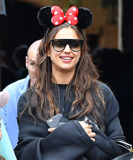 Беременная Ирина Шейк прокатилась на аттракционах в Диснейленде