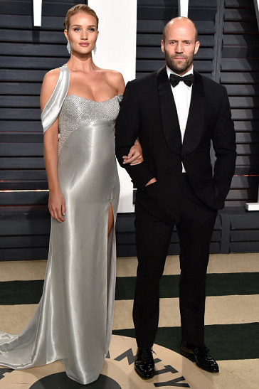 Роузи Хантингтон-Уайтли впервые вышла в свет после того, как стало известно о ее беременности