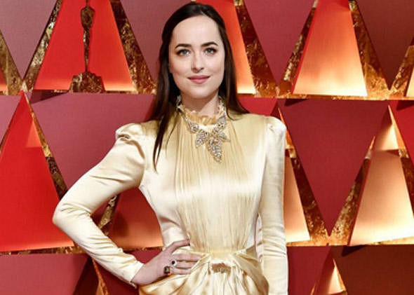 Дакота Джонсон появилась на «Оскаре» в мятом платье и с бантом на причинном месте