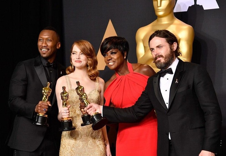 Кейси Аффлек, Эмма Стоун, Виола Дэвис и другие лауреаты «Оскара» в традиционной фотосессии