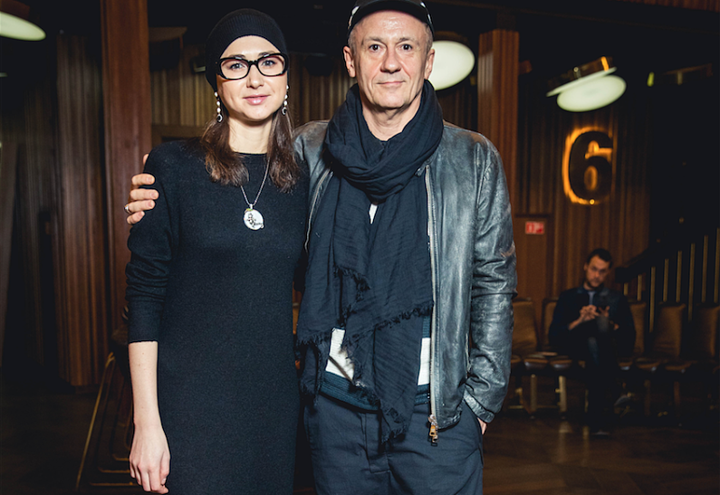 Олег Меньшиков вышел в свет вместе с молодой женой