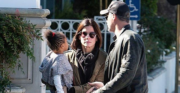 Всё еще вместе: Сандра Баллок на прогулке с женихом и дочкой (ФОТО)