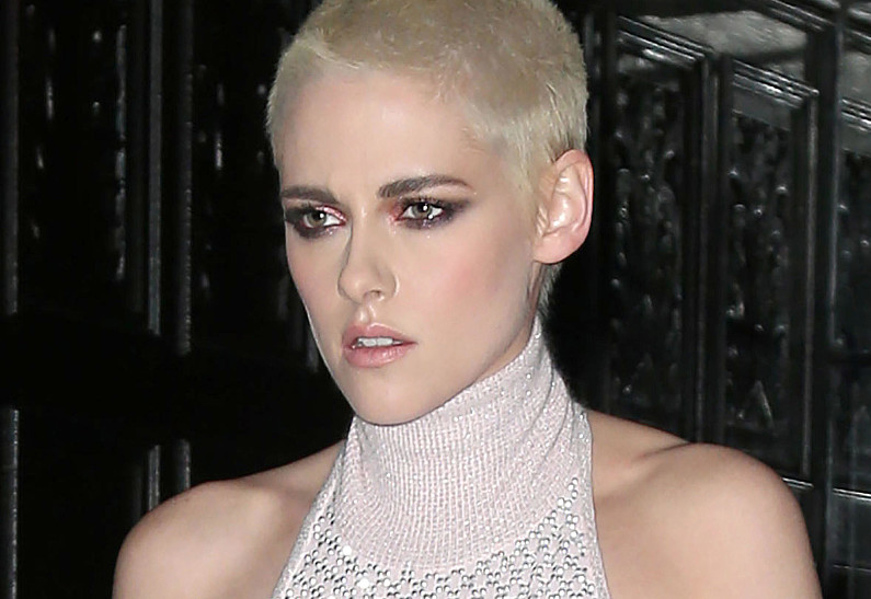 Кристен Стюарт в новом образе представила фильм «Персональный покупатель» в Нью-Йорке