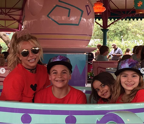 Бритни Спирс повеселилась в парке аттракционов с семьей