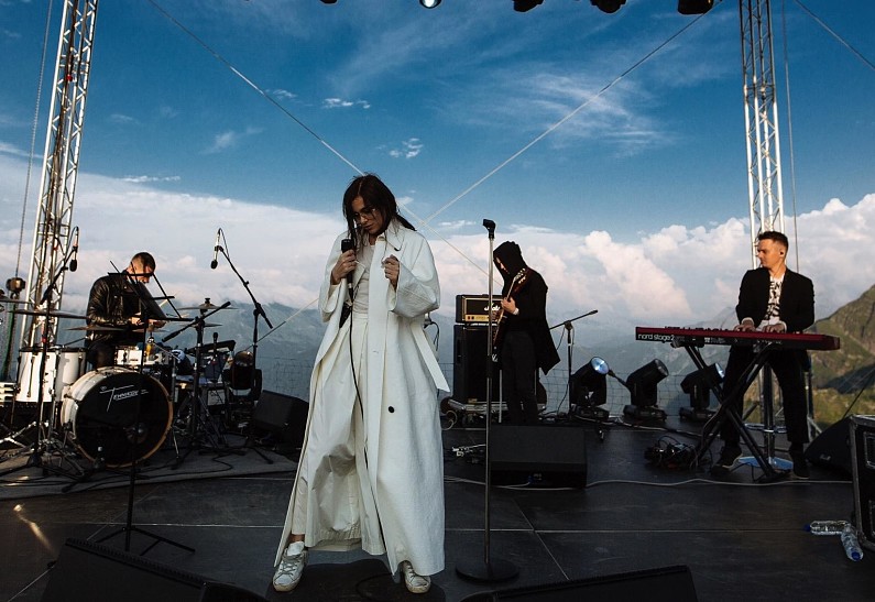 Елена Темникова объявила, что будет давать концерты на вершине Роза Пик ежегодно