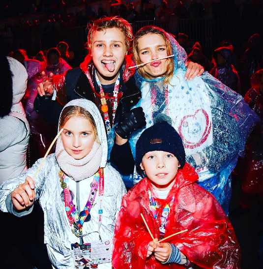 Наталья Водянова с детьми посетила церемонию открытия Специальной Олимпиады