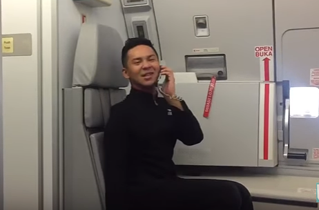 Бортпроводник азиатских авиалиний взорвал Интернет горячей пародией на Бритни Спирс