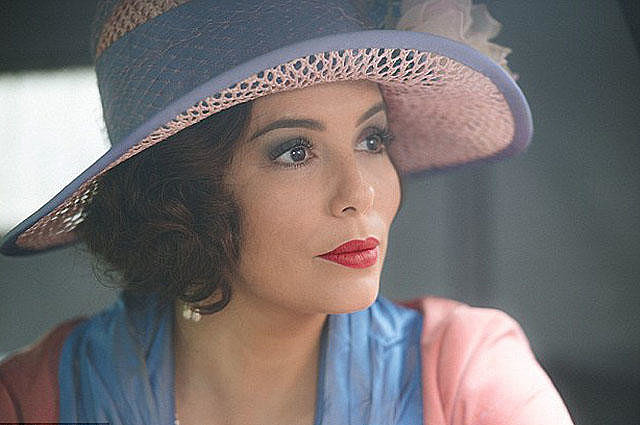 Ева Лонгория удивила поклонников необычным образом дамы в стиле 1920-х годов