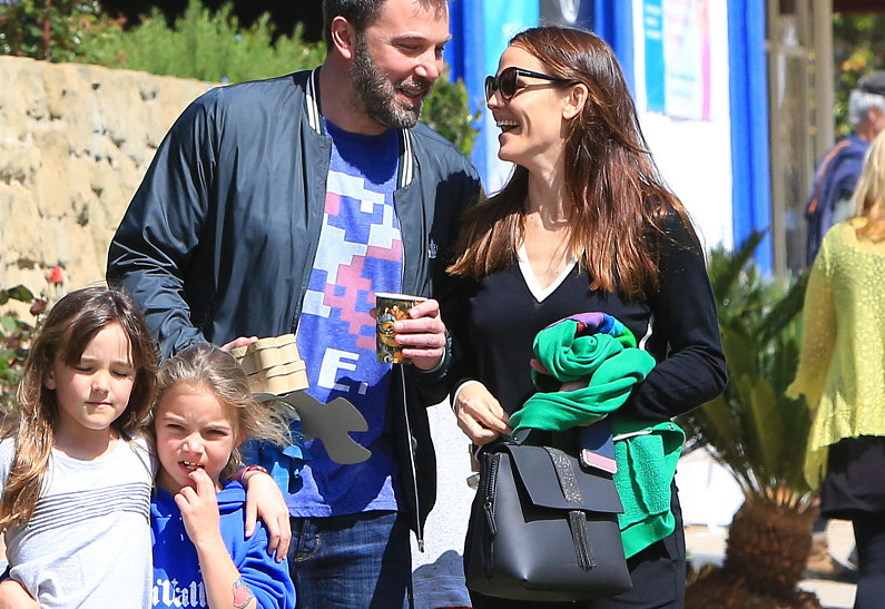 Снова счастливы: Бен Аффлек и Дженнифер Гарнер с детьми на воскресной службе