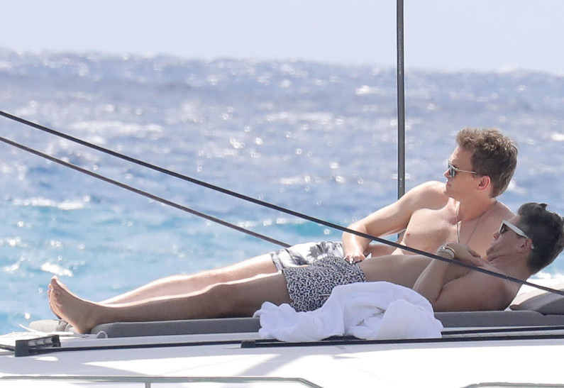 Сладкая парочка: Нил Патрик Харрис с мужем отдыхают на яхте (ФОТО)