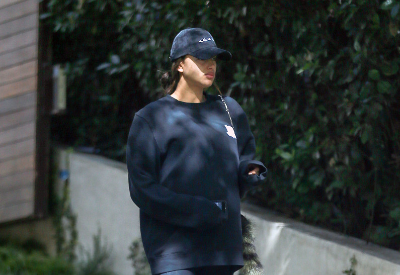 Беременная Ирина Шейк без макияжа и в спортивной форме на прогулке (фото)