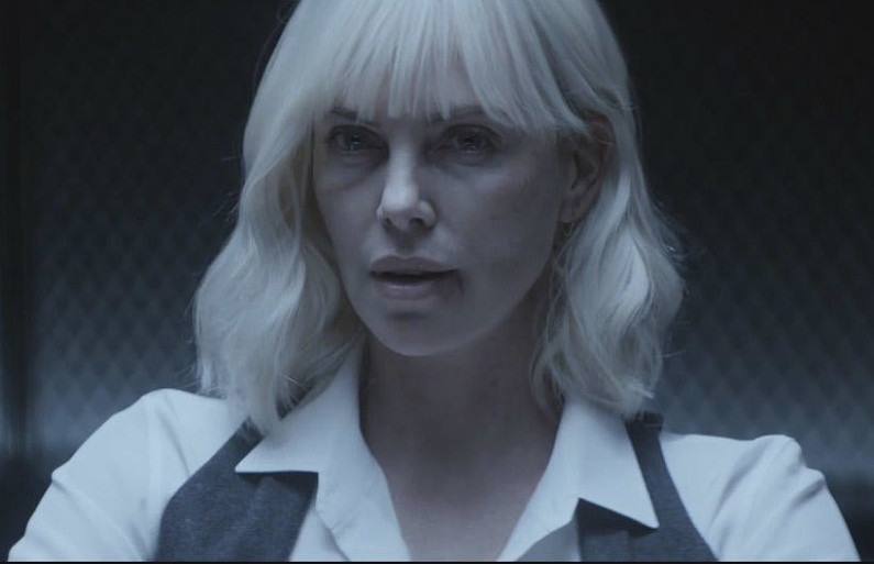 Горячие сцены Шарлиз Терон с девушкой и другие любопытные подробности в новом трейлере «Атомной блондинки»