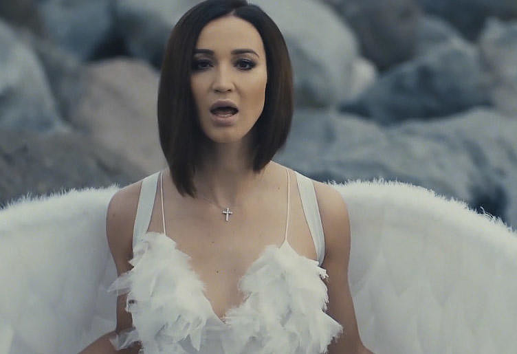 Ольга Бузова сожгла свое свадебное платье (видео)