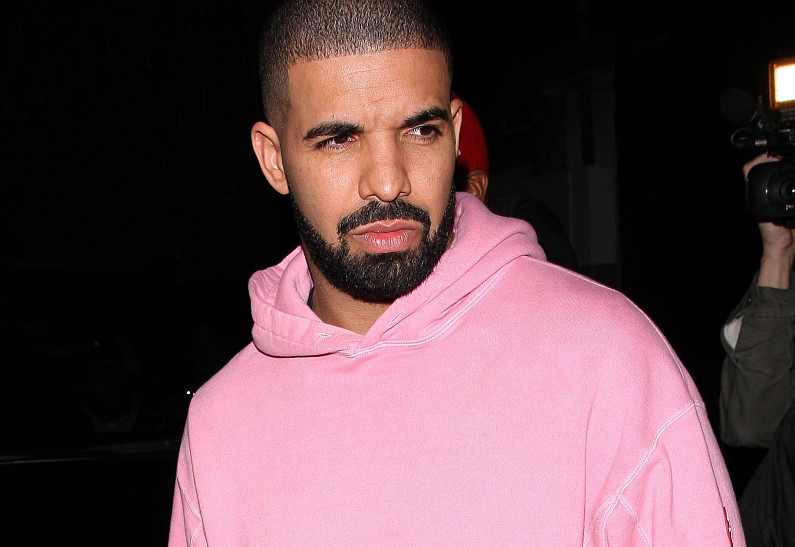 Фанатка Дрейка проникла в его дом и уснула на кровати