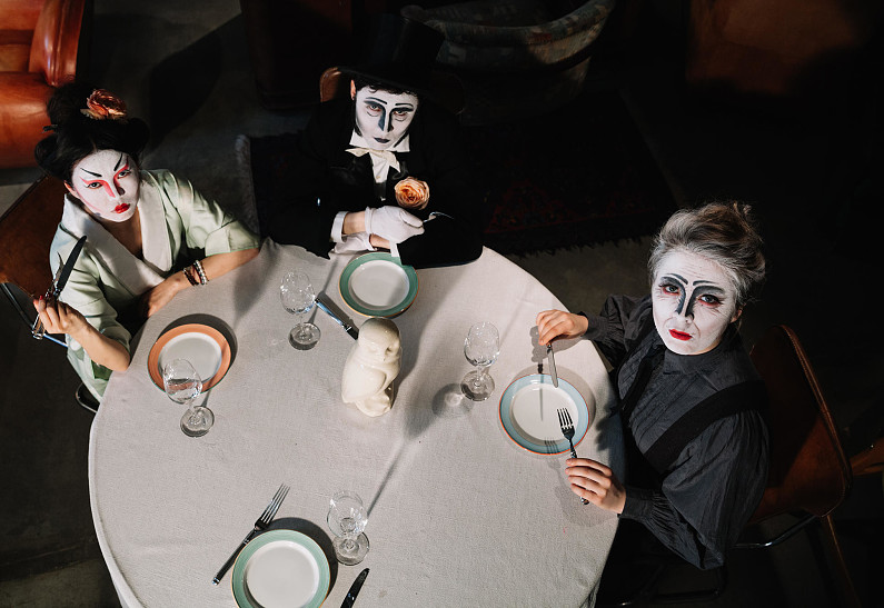 В антикварном Boutique & Bar состоится премьера камерного спектакля-аукциона «мыДым»