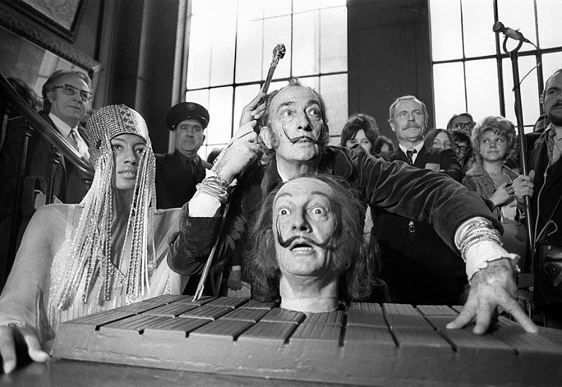 Это возможно — попасть на выставку Дали в Музее Фаберже бесплатно и без очереди