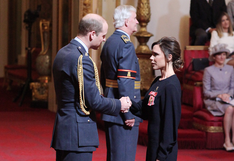 Принц Уильям наградил Викторию Бекхэм орденом Британской империи за заслуги в моде