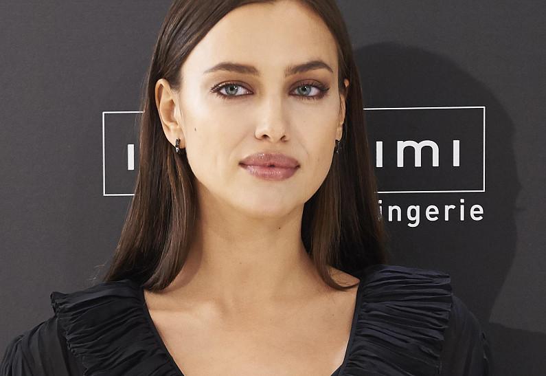 Впервые после родов: Ирина Шейк выложила фото в купальнике