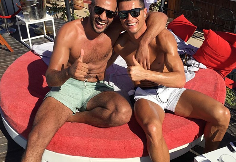 Опять за старое: Криштиану Роналду отдохнул в Марокко в компании друга