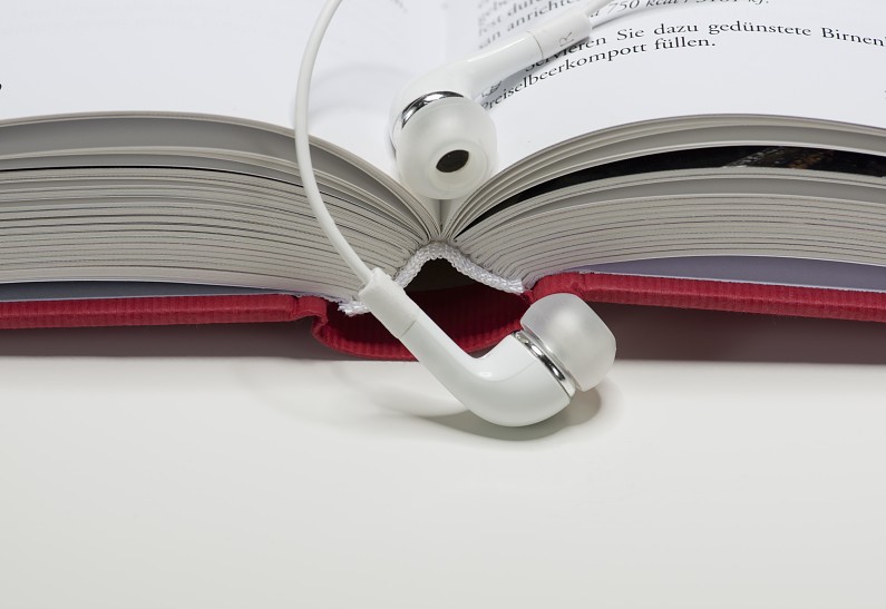 В «Одноклассниках» появились десятки аудиокниг русских классиков