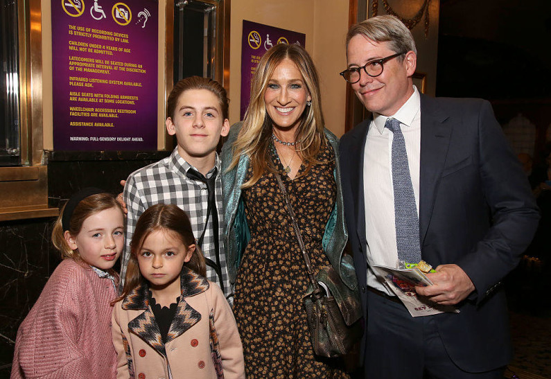 Редкий выход: Сара Джессика Паркер с мужем и тремя детьми на премьере мюзикла (фото)