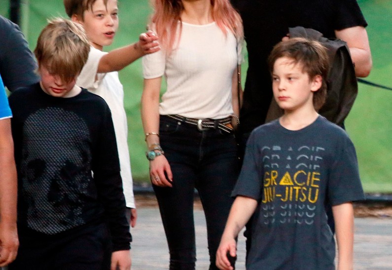 Эмбер Херд и Илон Маск прокатились на зиплайне вместе с его сыновьями (фото)