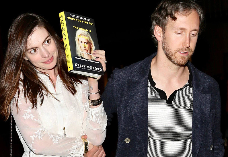 Папарацци подловили Энн Хэтэуэй вместе с мужем после веселья в ресторане (фото)