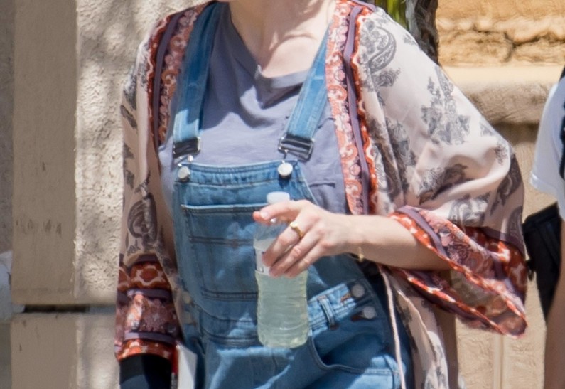 Аманда Сейфрид взяла свою месячную дочь на съемки (фото)