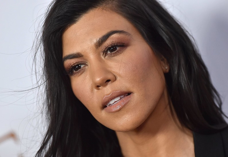 Видео: обнаженная Кортни Кардашьян нежится в бассейне