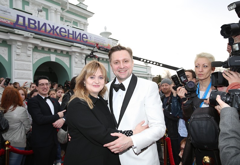 Анна и Артём Михалковы, Сергей Безруков и другие: в Омске открылся кинофестиваль «Движение»