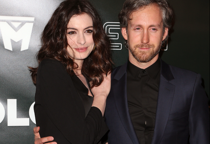 Цветет и пахнет: Энн Хэтэуэй с мужем на премьере своего нового фильма