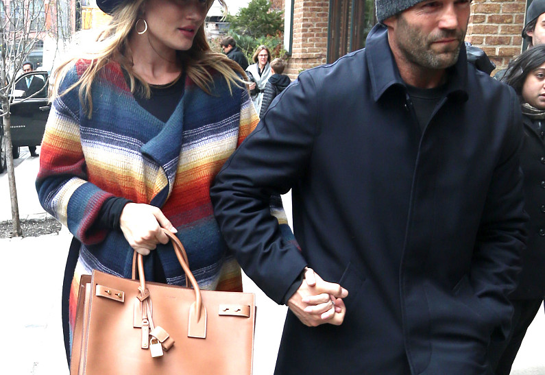 Беременную Роузи Хантингтон-Уайтли и Джейсона Стэйтема запечатлели на прогулке