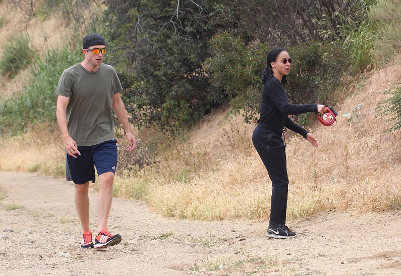 Роберта Паттинсона и его невесту сфотографировали во время пробежки в Малибу