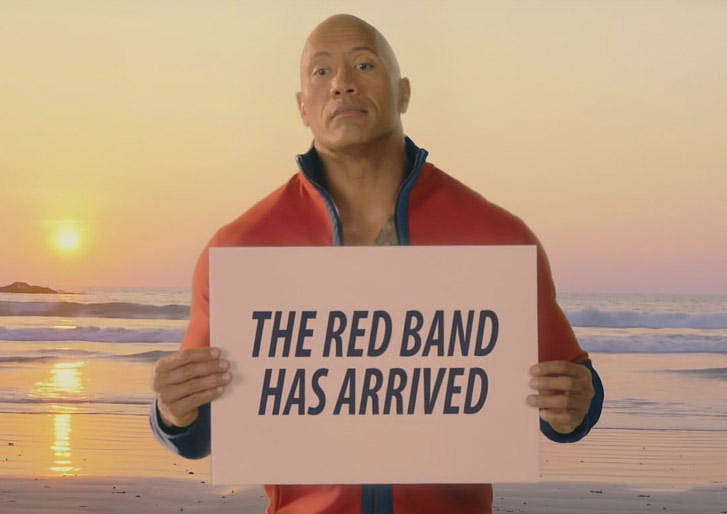 Дуэйн Джонсон подначивает Зака Эфрона в новом трейлере «Спасателей Малибу»