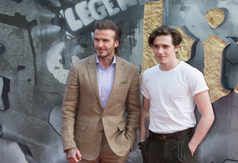 Дэвид Бекхэм с сыном Бруклином, Гай и Рокко Ричи и другие гости премьеры фильма «Меч короля Артура»