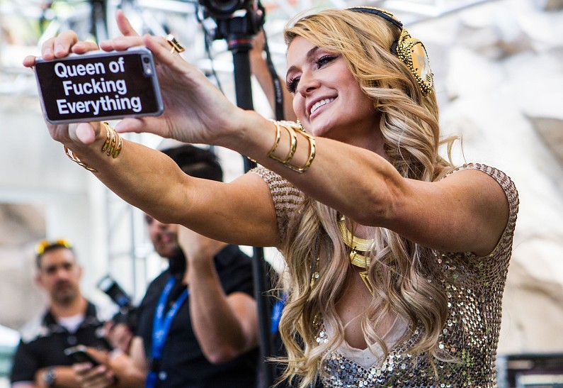 Пэрис Хилтон утверждает, что это она изобрела селфи