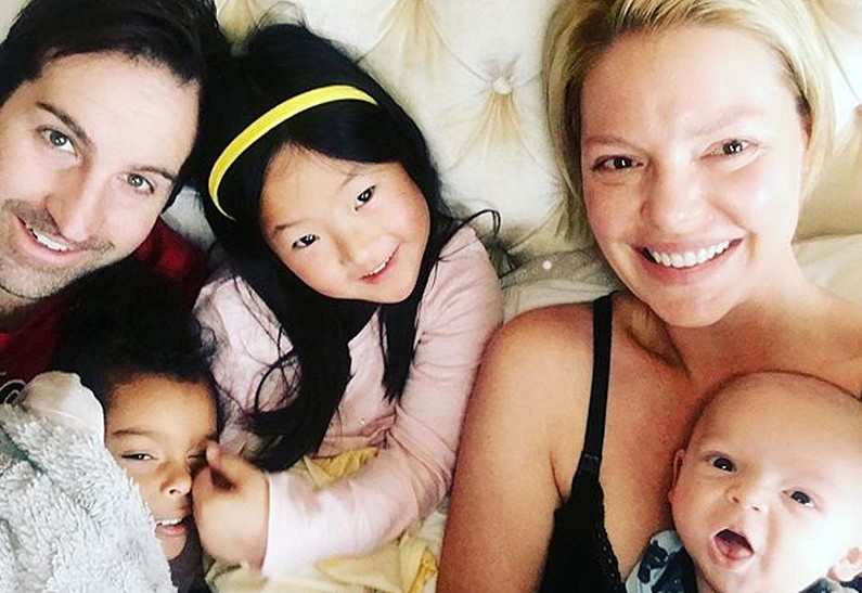 Кэтрин Хейгл опубликовала серию трогательных семейных снимков