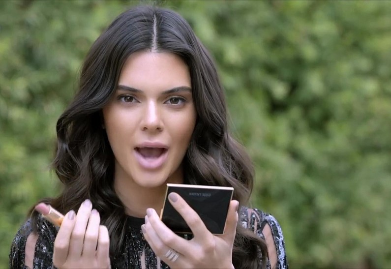 Идеальный оттенок помады подбирают по цвету сосков (что-а?!)