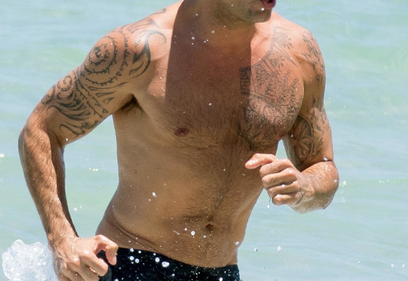 Вам станет жарко: Рики Мартин занимается спортом на одном из майамских пляжей